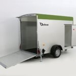 Debon Kofferanhänger C300 148x295cm H:190cm 1,3t Alu, Polybug|Tür|olivgrün-Neu
