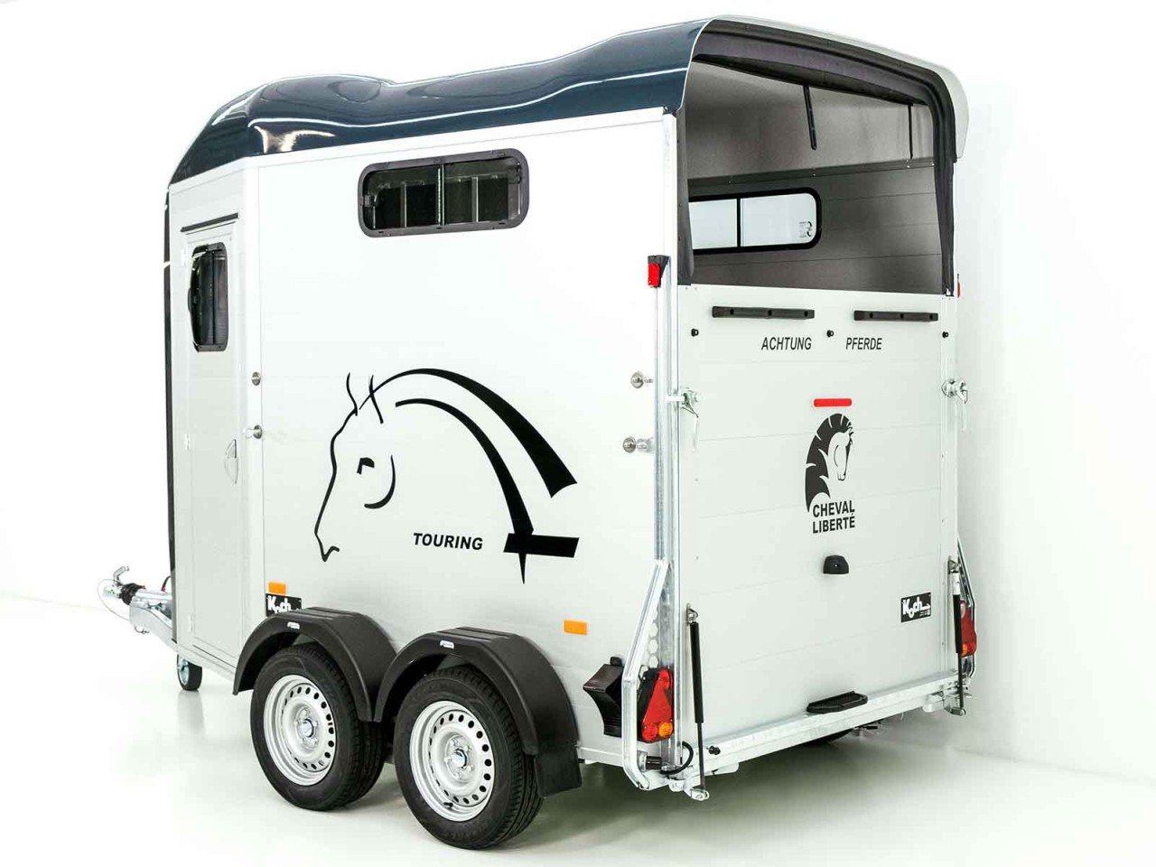 65.jpg Cheval Liberte Pferdeanhänger Touring Jumping|Pullman-Fahrwerk|Sattelkammer|schwarz-Neu – Bild 1