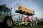 Scherenhubbühne als Hebebühne für Obstbau Tandem – Bild 2