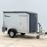 Debon C255 V2 Alu 1300kg Kofferanhänger Iron Grey mit Seitentür Cheval Liberté