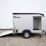 Debon C255 V2 Alu 1300kg Kofferanhänger Schwarz mit Seitentür Cheval Liberté
