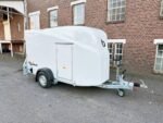 Debon Cargo 1300 Kofferanhänger Weiss mit Seitentür Cheval Liberté – Bild 5