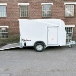 Debon Cargo 1300 Kofferanhänger Weiss mit Seitentür Cheval Liberté