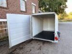 Debon Cargo 1300 Kofferanhänger Weiss mit Seitentür Cheval Liberté – Bild 4