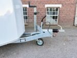 Debon Cargo 1300 Kofferanhänger Weiss mit Seitentür Cheval Liberté – Bild 8