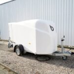 Debon Cargo 1300 Kofferanhänger Weiss Cheval Liberté