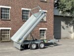 Debon PW2.4 Lux Dreiseitenkipper 2600kg 300x180x35cm mit E-Pumpe Cheval Liberté