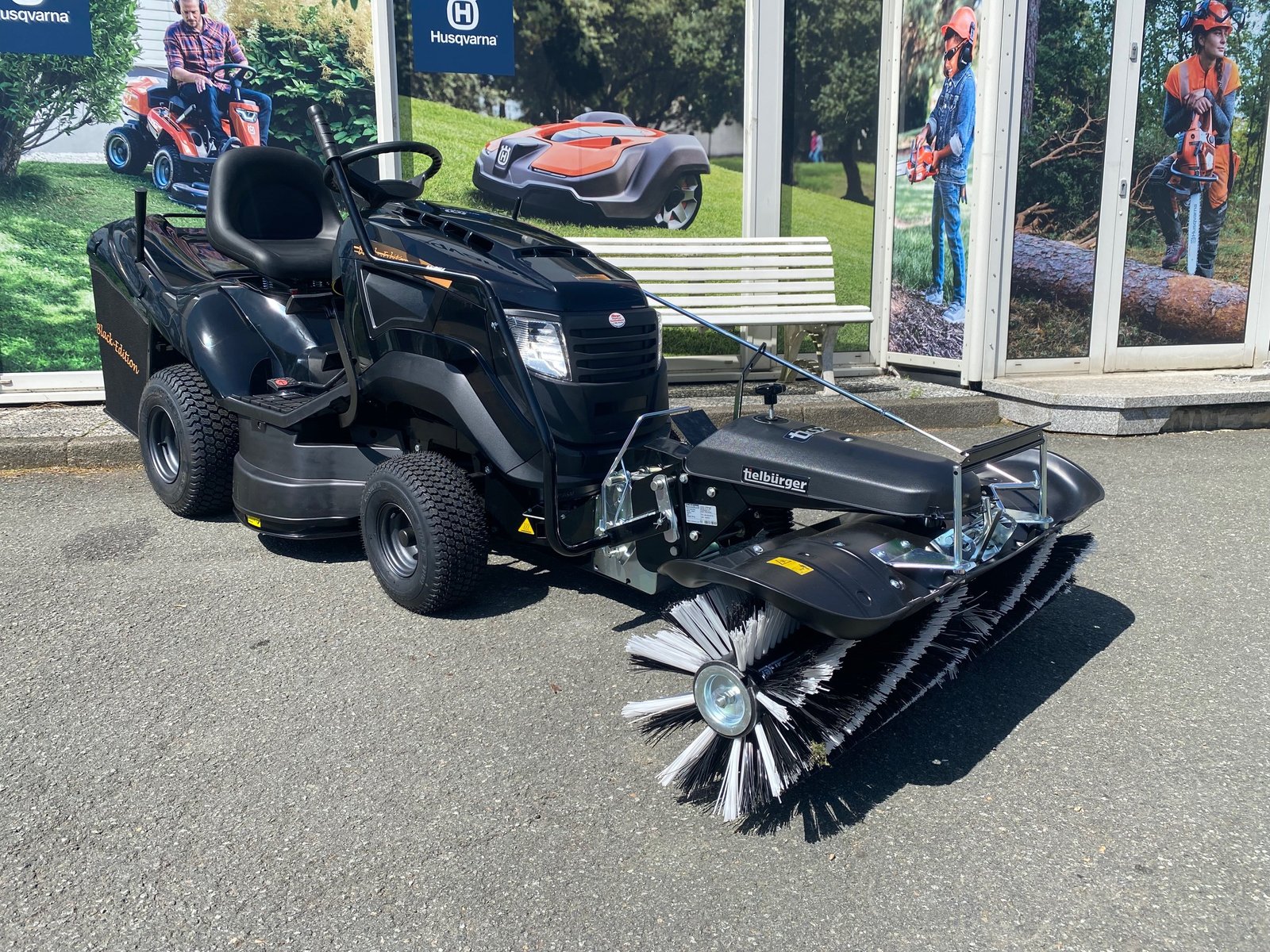 Pro-225_92-Kehren.jpg Black Edition Rasentraktor Pro 225/92 Twin H mit Kehrmaschine-Neu – Bild 1