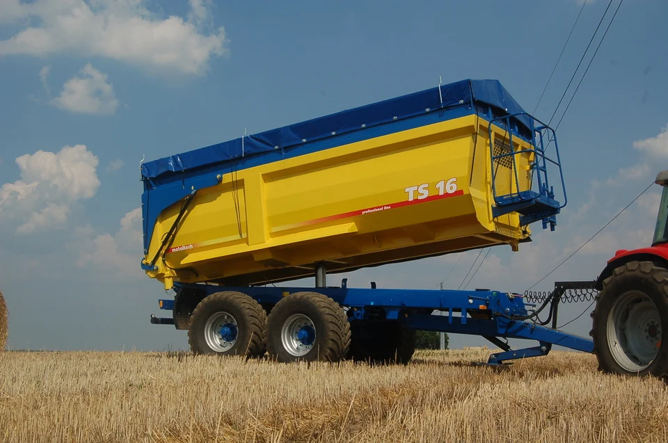 b6c5d9120ca44f50bd9da905c689bae7.webp Muldenkipper für Traktor mit 16 Tonnen Ladefähigkeit Wannenkipper – Bild 1