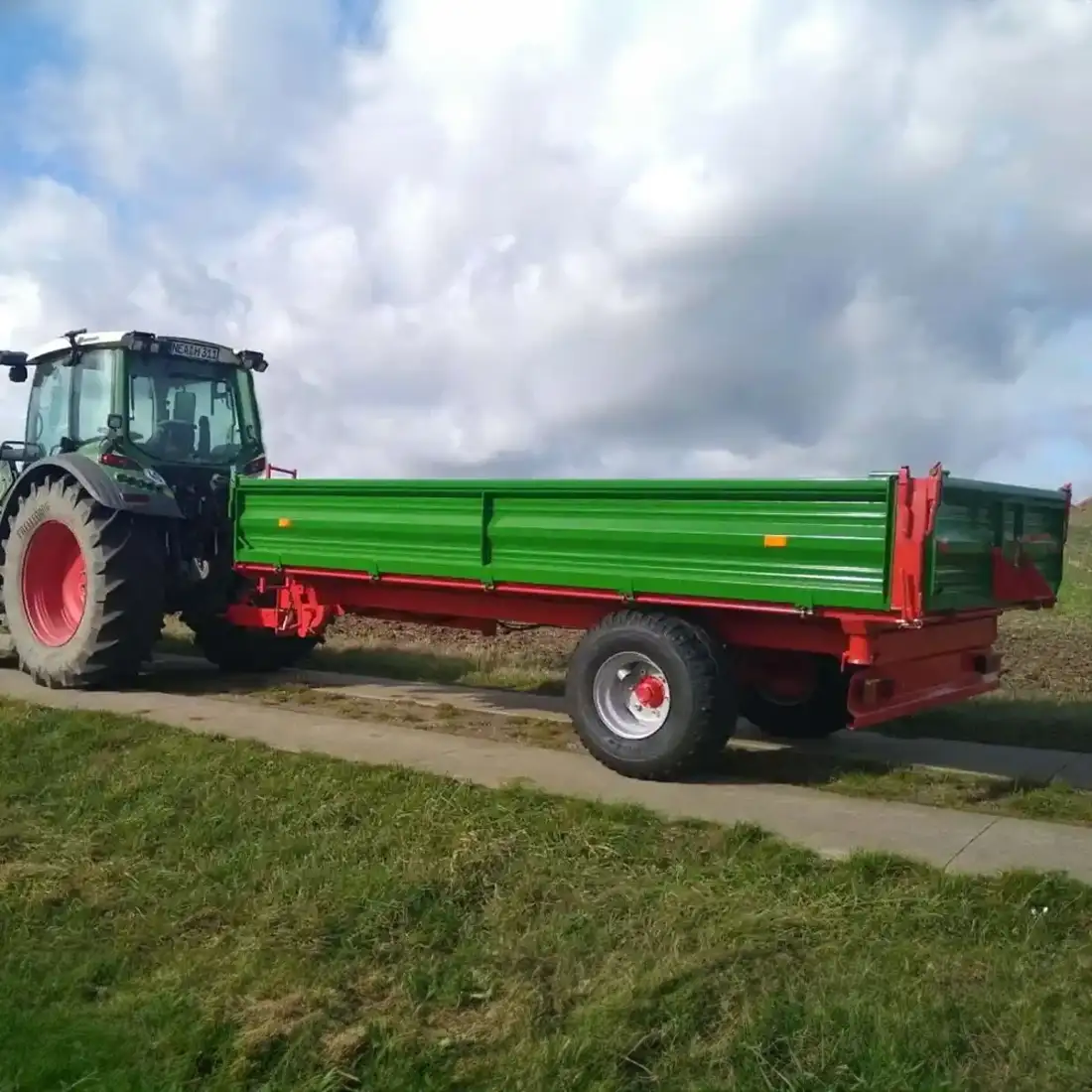 eaf441351bf076375ab3a90f8b89b696.webp Kipper Bernd 4,0 m x 2,0 m x 0,5 m Einachser-Dreiseitenkipper – Bild 1